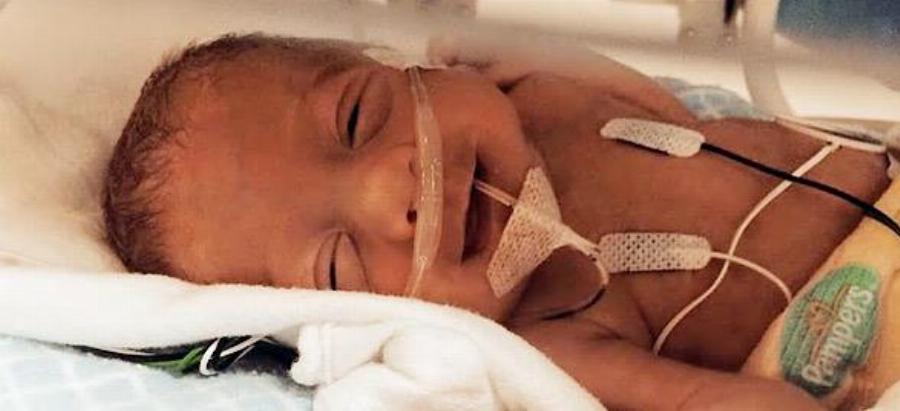 Πρόωρα μωράκια χαμογελούν γιατί βγήκαν νικητές