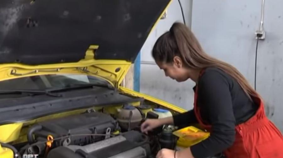 13χρονη Ελληνίδα μηχανικός «λύνει και δένει» αυτοκίνητα καλύτερα και από άντρα