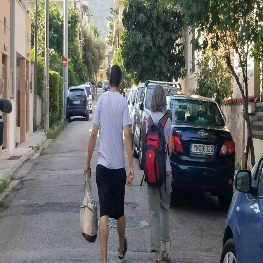 Γλυκά Νερά: Με τη μικρή Λυδία στην αγκαλιά η μητέρα του δολοφόνου της Καρολάιν