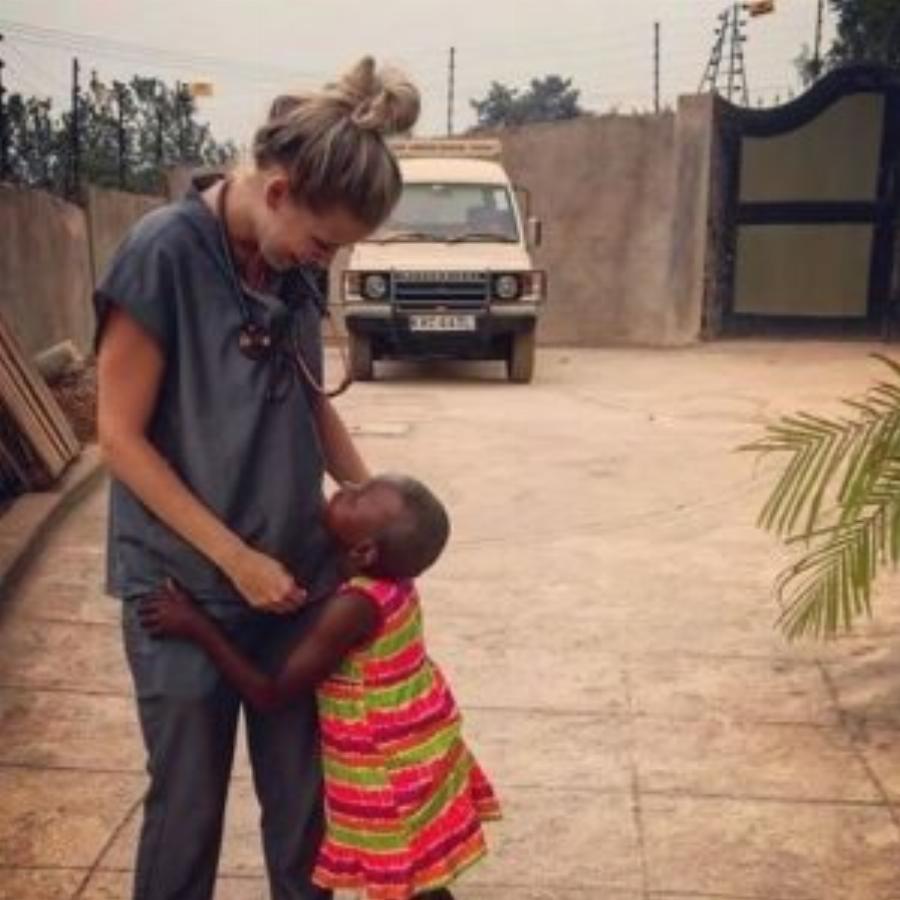 Γυναίκα εγκατέλειψε τα πάντα, άνοιξε νοσοκομείο για ορφανά και αφιέρωσε τη ζωή της στα παιδιά που έχουν ανάγκη