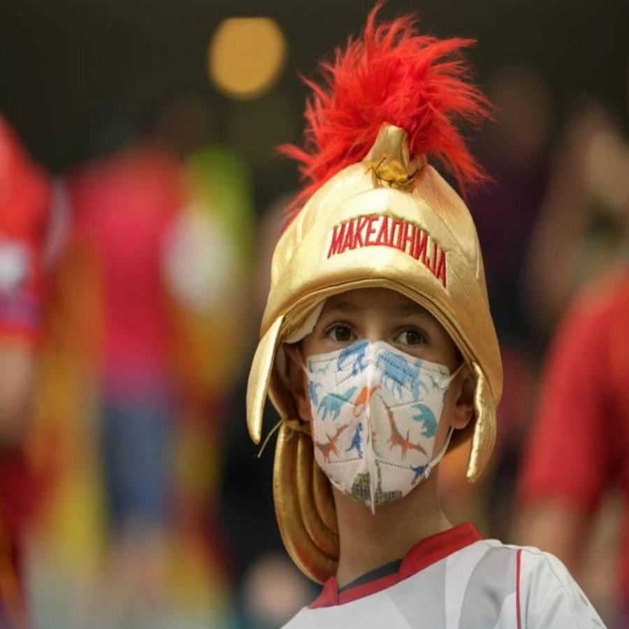 Euro: Προκλητικοί οι Σκοπιανοί στις κερκίδες με κασκόλ “Μακεδονία” και στολές του Μέγα Αλέξανδρου