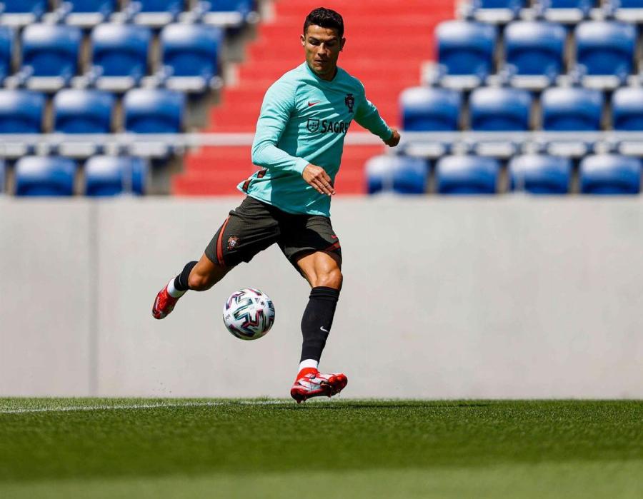 Ρονάλντο: Εκνευρισμένος απομάκρυνε τα μπουκάλια της Coca-Cola και φώναξε «Πίειτε νερό!»