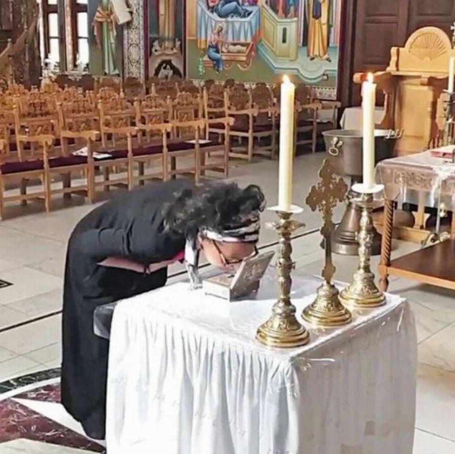 Με τα πόδια απ’ το Λονδίνο ως τον τάφο του Παϊσίου: Η ιστορία της άστεγης Κατερίνας με τα 2 αυτιστικά παιδιά