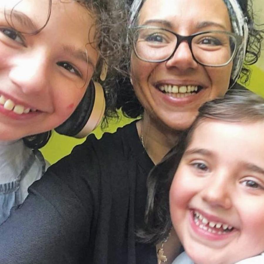 Με τα πόδια απ’ το Λονδίνο ως τον τάφο του Παϊσίου: Η ιστορία της άστεγης Κατερίνας με τα 2 αυτιστικά παιδιά