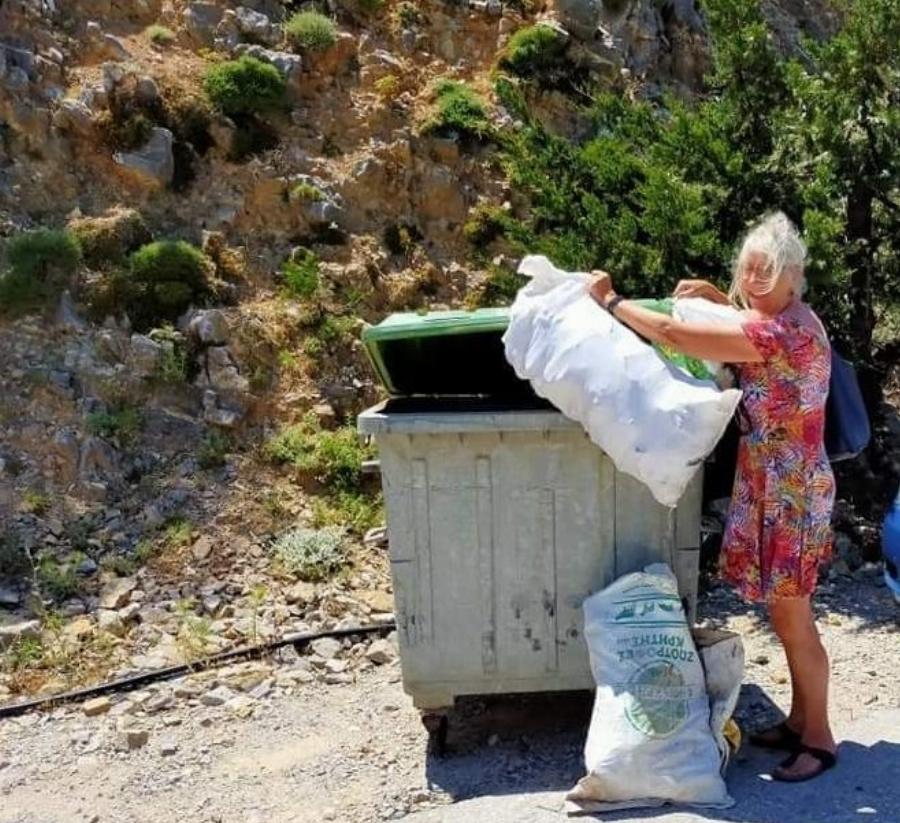 Ολλανδοί τουρίστες: «Έβαλαν τα γυαλιά» στους Κρητικούς για το μάζεμα των σκουπιδιών
