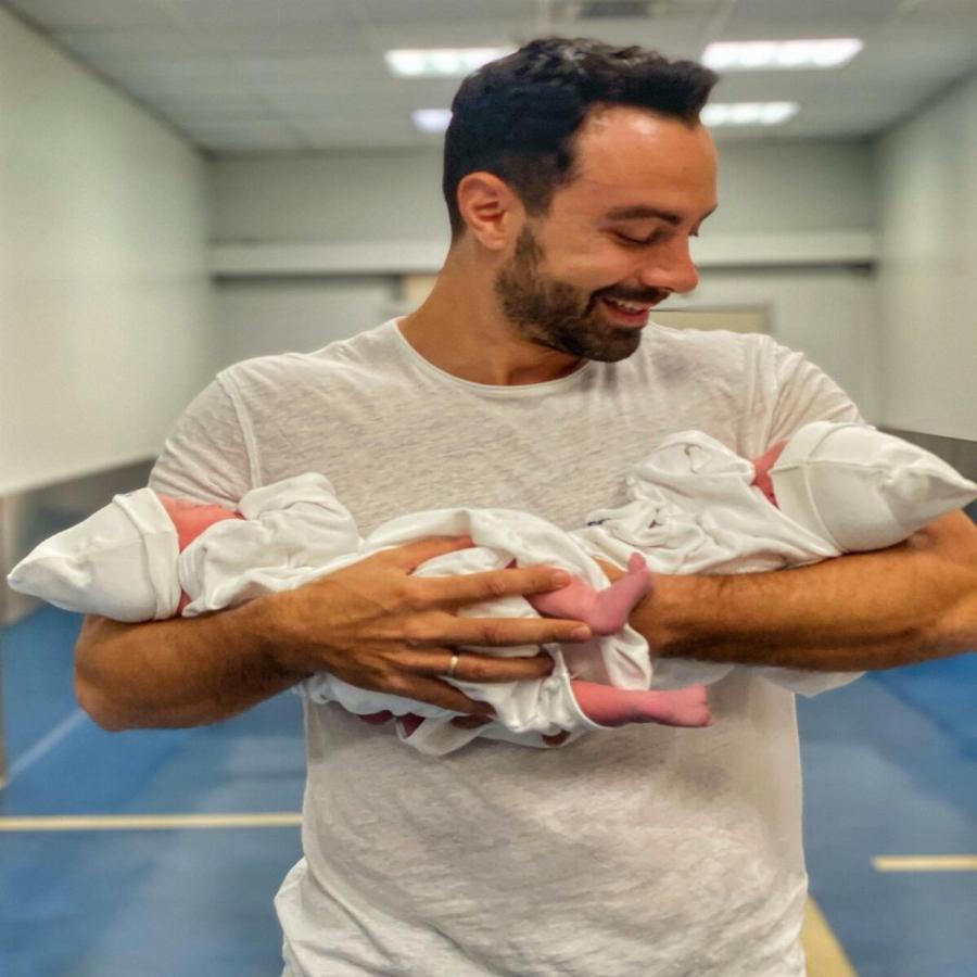 Ξετρελαμένος ο Σάκης Τανιμανίδης: Χορεύει για τις κόρες του στο μαιευτήριο