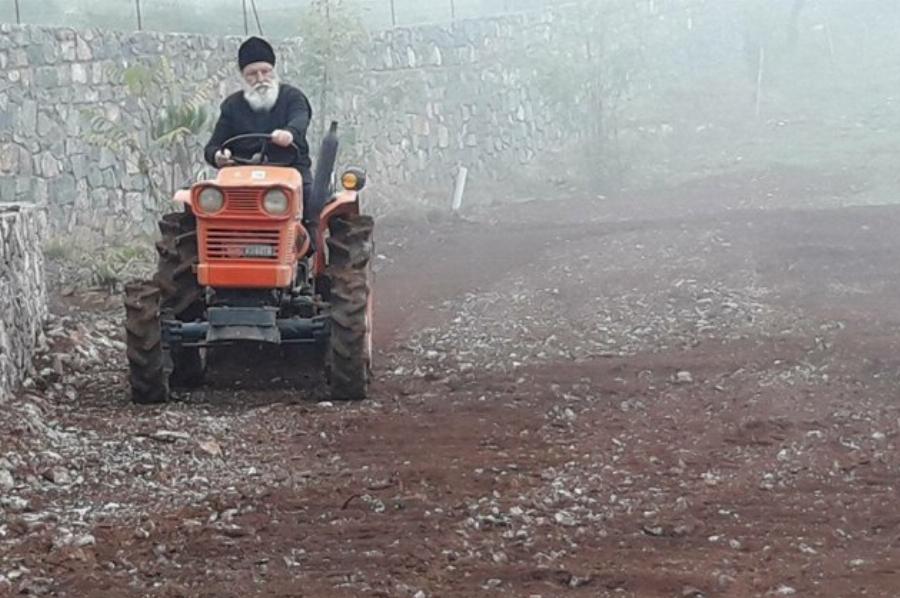 Μητροπολίτης καλλιεργεί λαχανικά και φρούτα και τα μοιράζει σε φτωχούς