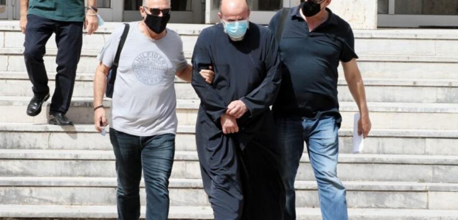 Αγρίνιο: 19χρονη εντοπίστηκε στη ντουλάπα του παπά όταν έκανε έφοδο η αστυνομία