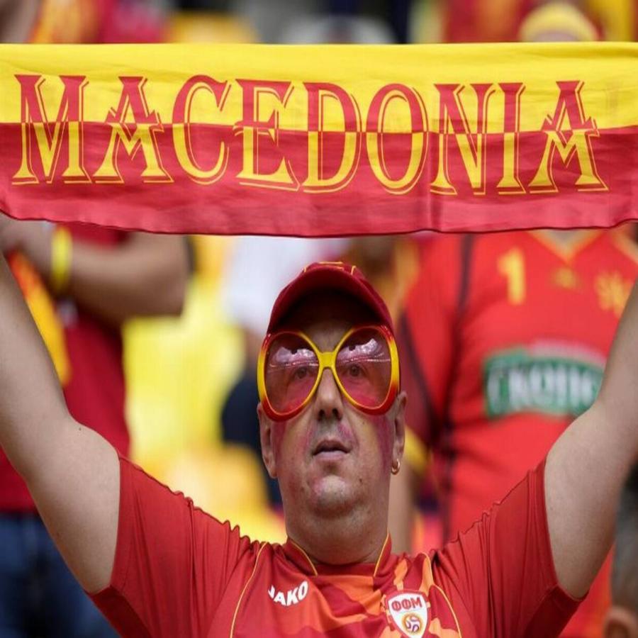 Euro: Προκλητικοί οι Σκοπιανοί στις κερκίδες με κασκόλ “Μακεδονία” και στολές του Μέγα Αλέξανδρου