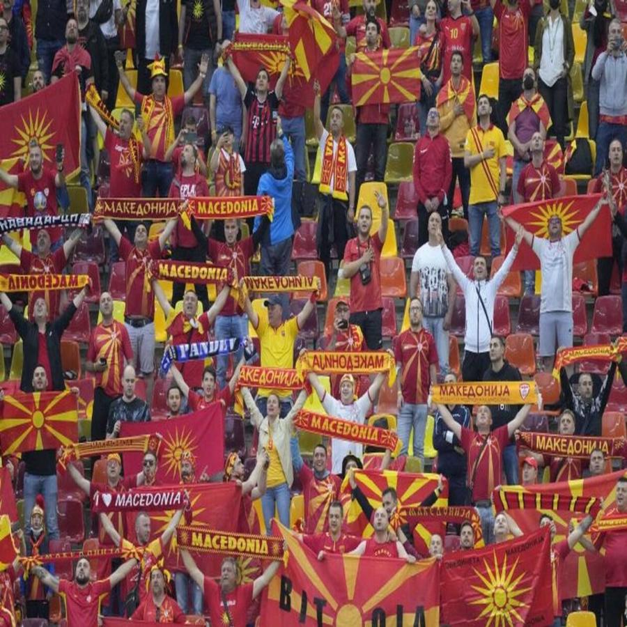 Euro: Προκλητικοί οι Σκοπιανοί στις κερκίδες με κασκόλ “Μακεδονία” και στολές του Μέγα Αλέξανδρου