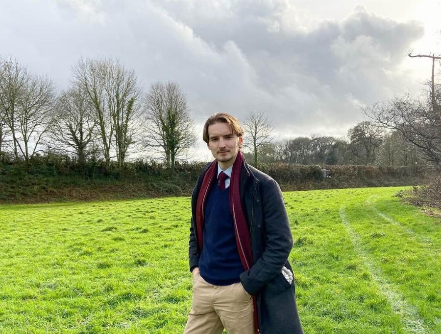 Βέλγος φιλέλληνας που μιλά άπταιστα ελληνικά σαρώνει το διαδίκτυο με το βίντεο του