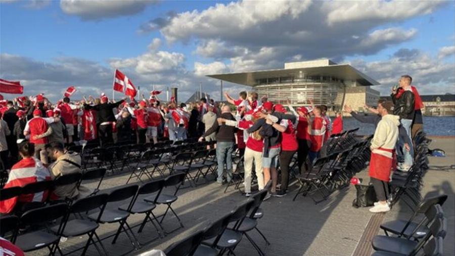 Συγκινητικό βίντεο: Οι Φινλανδοί φώναζαν «Κρίστιαν», οι Δανοί απαντούσαν «Έρικσεν»
