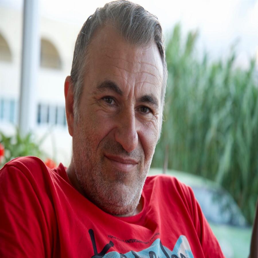 Ο Γιάννης Τσέρκης ζει στην Κάρπαθο και μεγαλώνει μόνος τους 4 γιους του