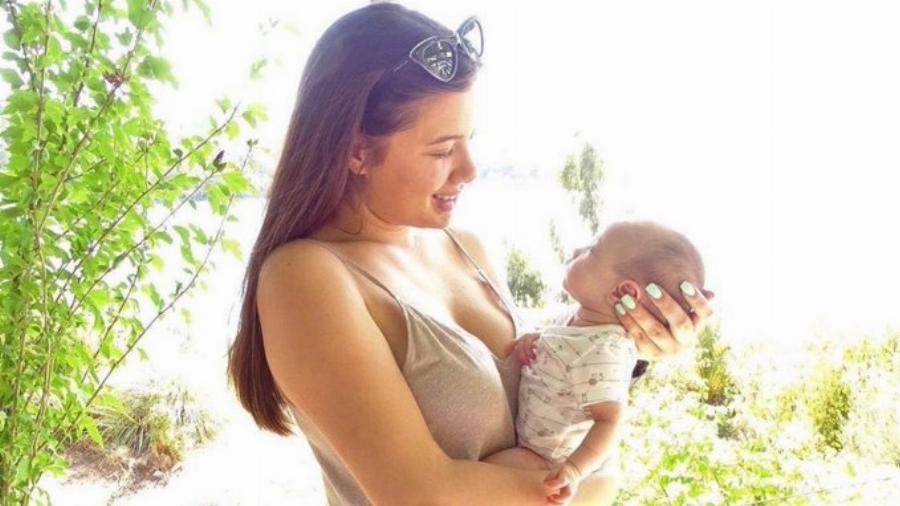 Γλυκά Νερά: Η καθημερινή διαδρομή της μητέρας της Καρολάιν στο νεκροταφείο – Στο μνήμα της Καρολάιν