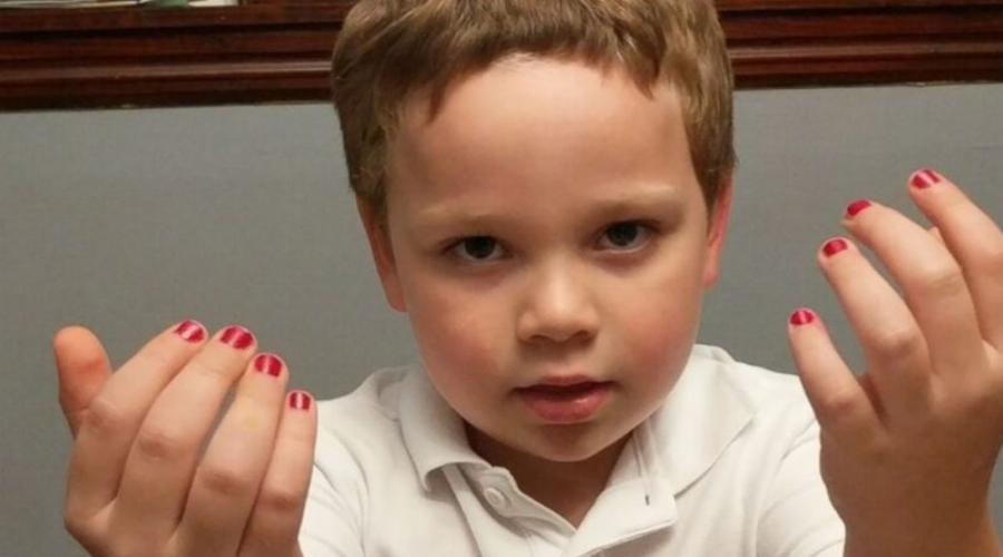 Εξομολόγηση μητέρας: «Γιατί ενθαρρύνω τους γιους μου, να βάφουν τα νύχια τους»