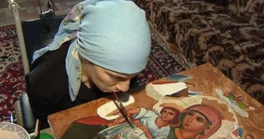 Γυναίκα χωρίς χέρια ζωγραφίζει αγιογραφίες με το στόμα και μας συγκινεί