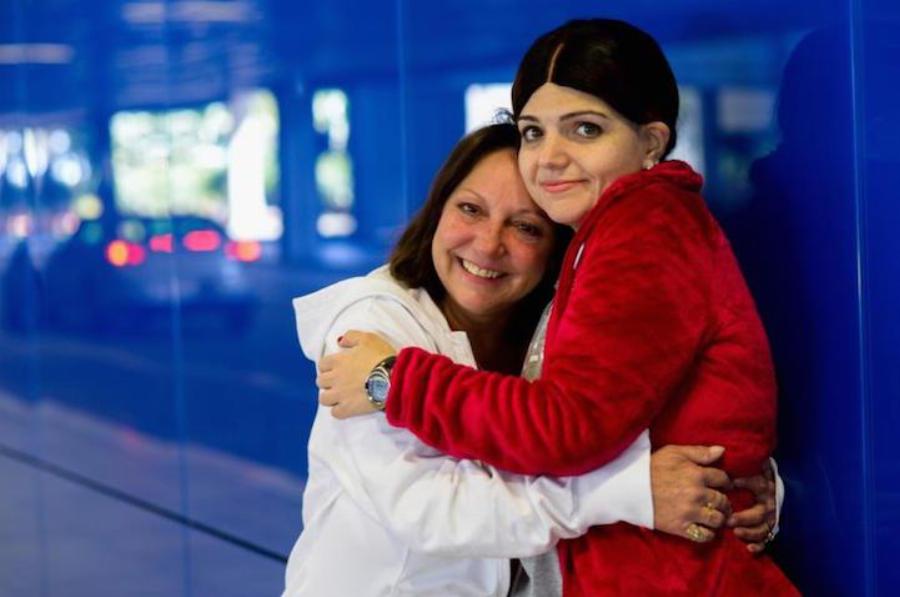 Mητέρα ακούει την καρδιά του νεκρού γιου της να χτυπά σε κοπέλα που την δώρισε και λυγίζει