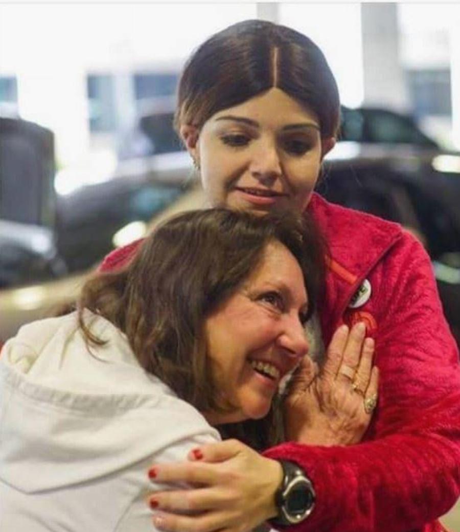 Mητέρα ακούει την καρδιά του νεκρού γιου της να χτυπά σε κοπέλα που την δώρισε και λυγίζει