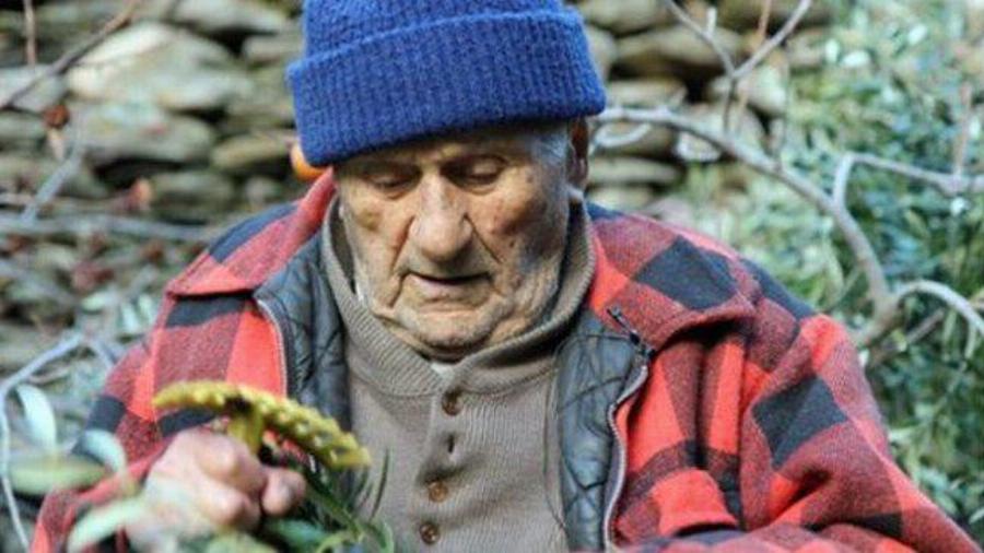 Οι γιατροί του έδιναν 9 μήνες και του πρότειναν χημειοθεραπείες. Πήγε στην Ικαρία και έζησε μέχρι τα 102