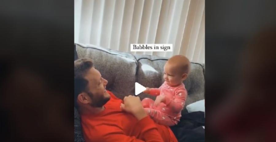 Μπέμπα ενός έτους μιλάει στον κωφό μπαμπά της με νοηματική γλώσσα