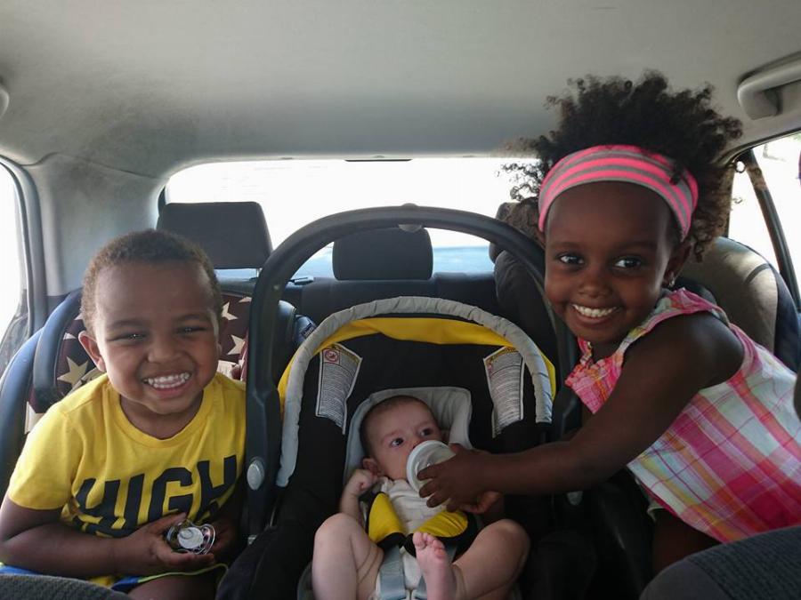 Μπράβο ρε παιδιά: Ζευγάρι Τρικαλινών υιοθέτησε δύο παιδιά από την Αιθιοπία