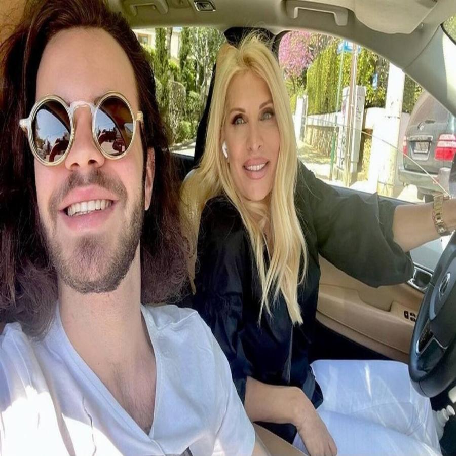 Άγγελος Λάτσιος: Πανικός στο Instagram με τη γυμνή φωτογραφία που ανέβασε ο γιος της Ελένης Μενεγάκη