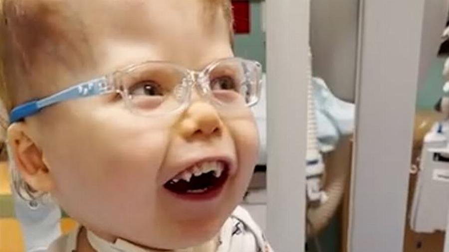 Αγοράκι με περιορισμένη όραση βλέπει για 1η φορά τους γονείς του και η αντίδρασή του είναι μοναδική