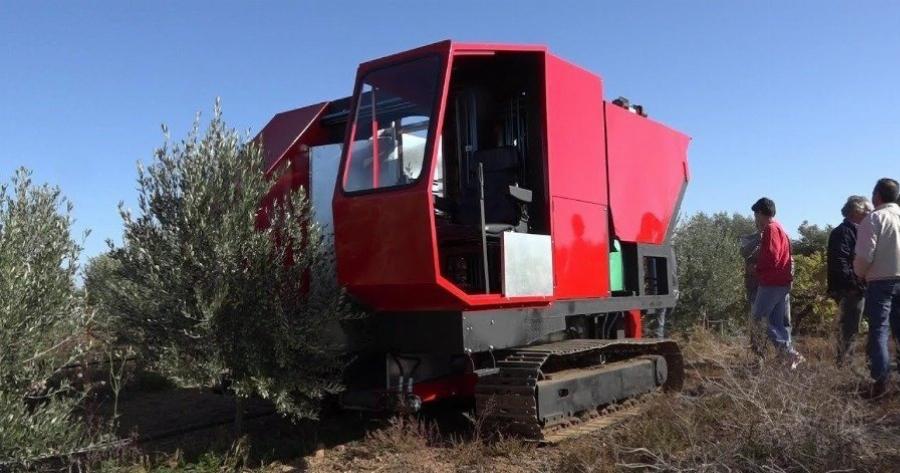 Αγρότης από την Κρήτη έφτιαξε μόνος του μηχάνημα για τις ελιές και μαζεύει ένα στρέμμα σε μόλις 20 λεπτά