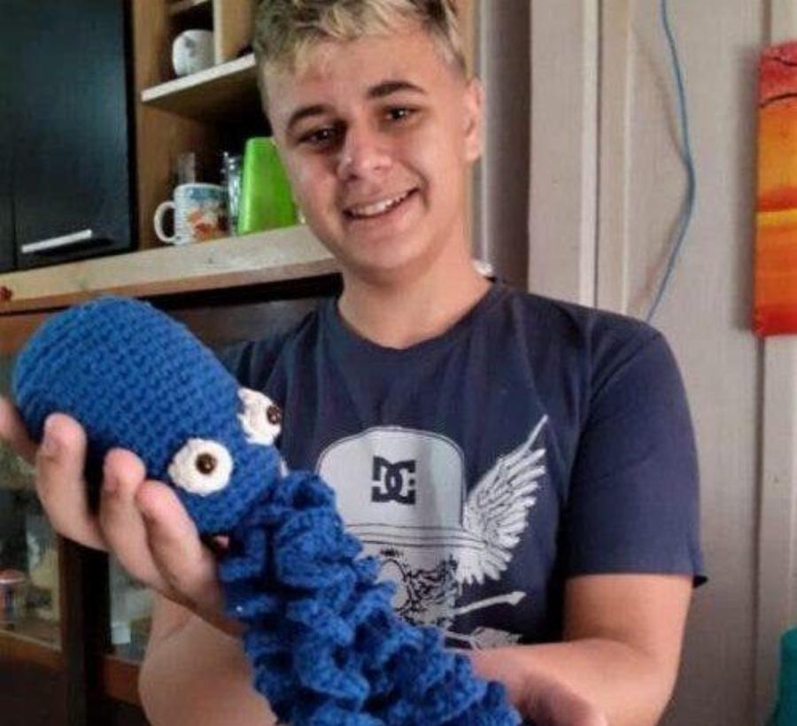 Νεαρός πλέκει υφαντά με βελονάκι για να μπορέσει να βοηθήσει την ανάπηρη μητέρα του