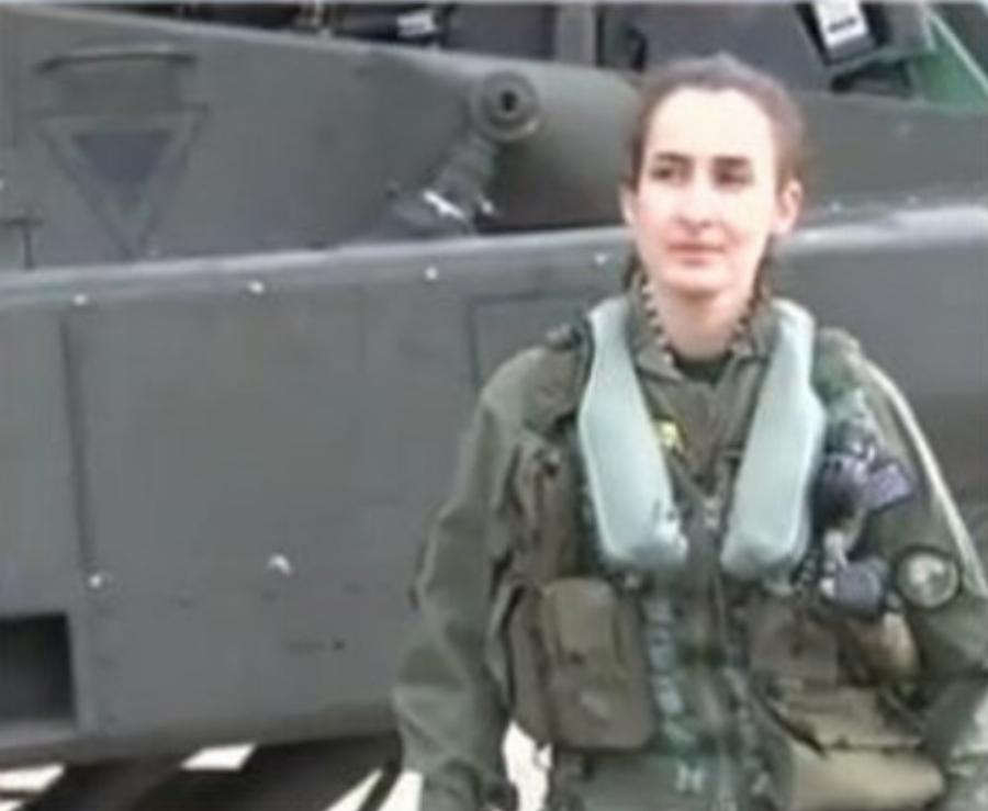 Η 25 ετών Αθηνά είναι η πρώτη γυναίκα χειριστής Απάτσι στην Ελλάδα