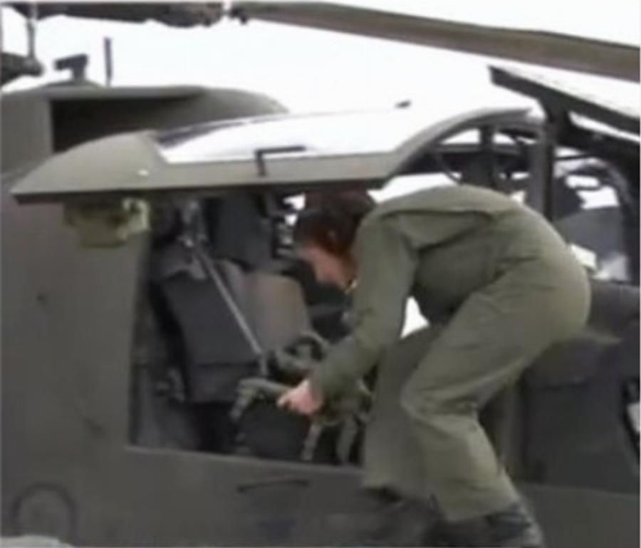 Η 25 ετών Αθηνά είναι η πρώτη γυναίκα χειριστής Απάτσι στην Ελλάδα