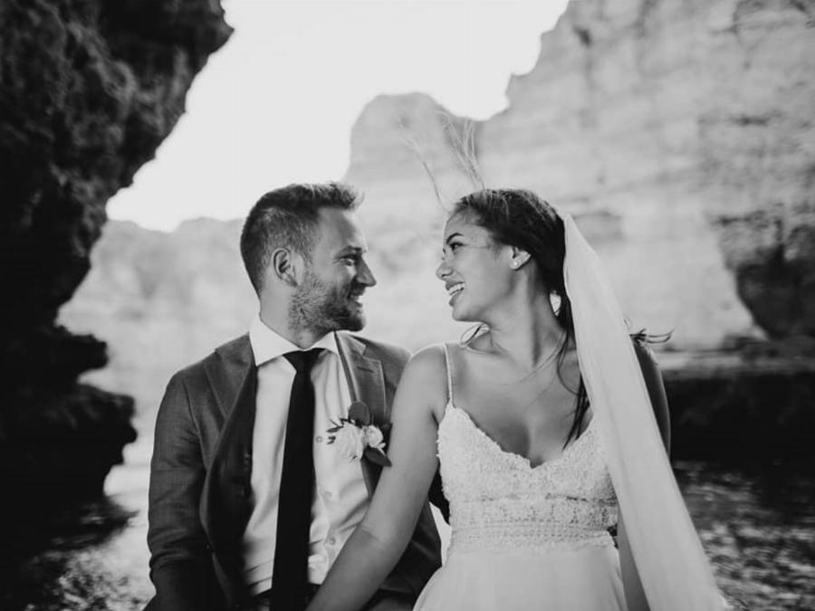 Γλυκά Νερά: Κυκλοφόρησε ολόκληρο το φωτογραφικό άλμπουμ του γάμου Μπάμπη – Κάρολαϊν