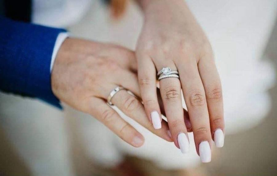 Γλυκά Νερά: Κυκλοφόρησε ολόκληρο το φωτογραφικό άλμπουμ του γάμου Μπάμπη – Κάρολαϊν