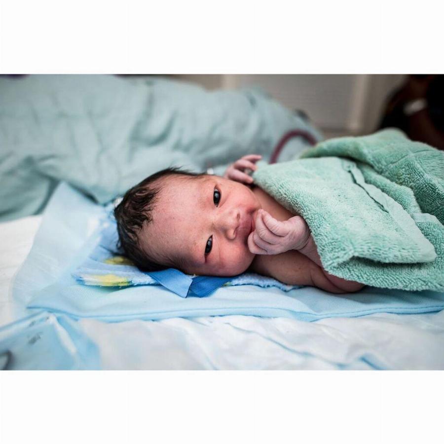 Μωρό γεννήθηκε γεμάτο μαλλιά και με μεγάλο χαμόγελο και οι φωτογραφίες τρελαίνουν το διαδίκτυο