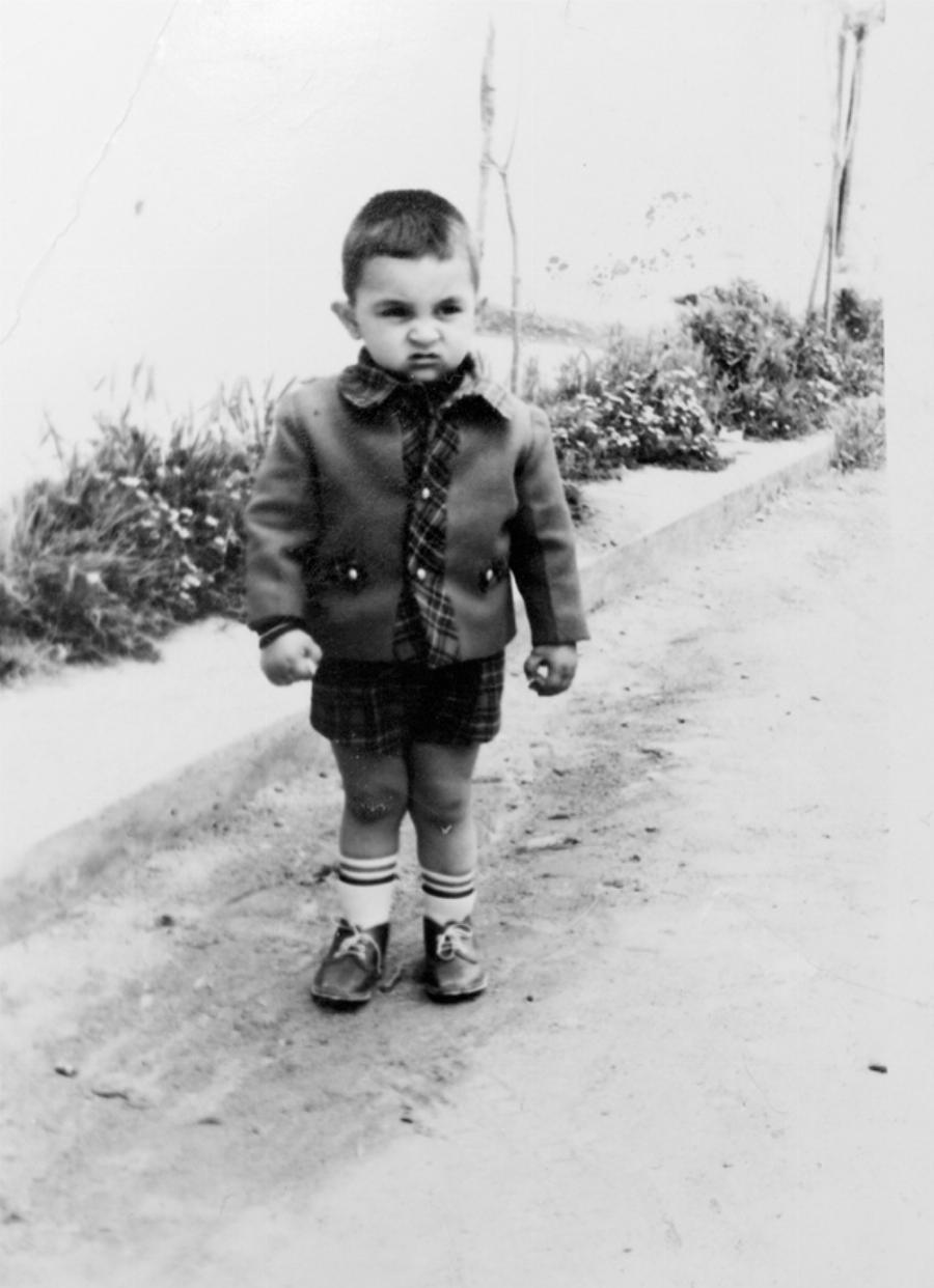 Τότε και σήμερα: 15 διάσημοι Έλληνες φτιάχνουν ξανά παιδικές φωτογραφίες τους και δείχνουν πόσο άλλαξαν