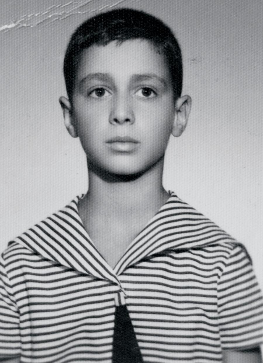 Τότε και σήμερα: 15 διάσημοι Έλληνες φτιάχνουν ξανά παιδικές φωτογραφίες τους και δείχνουν πόσο άλλαξαν