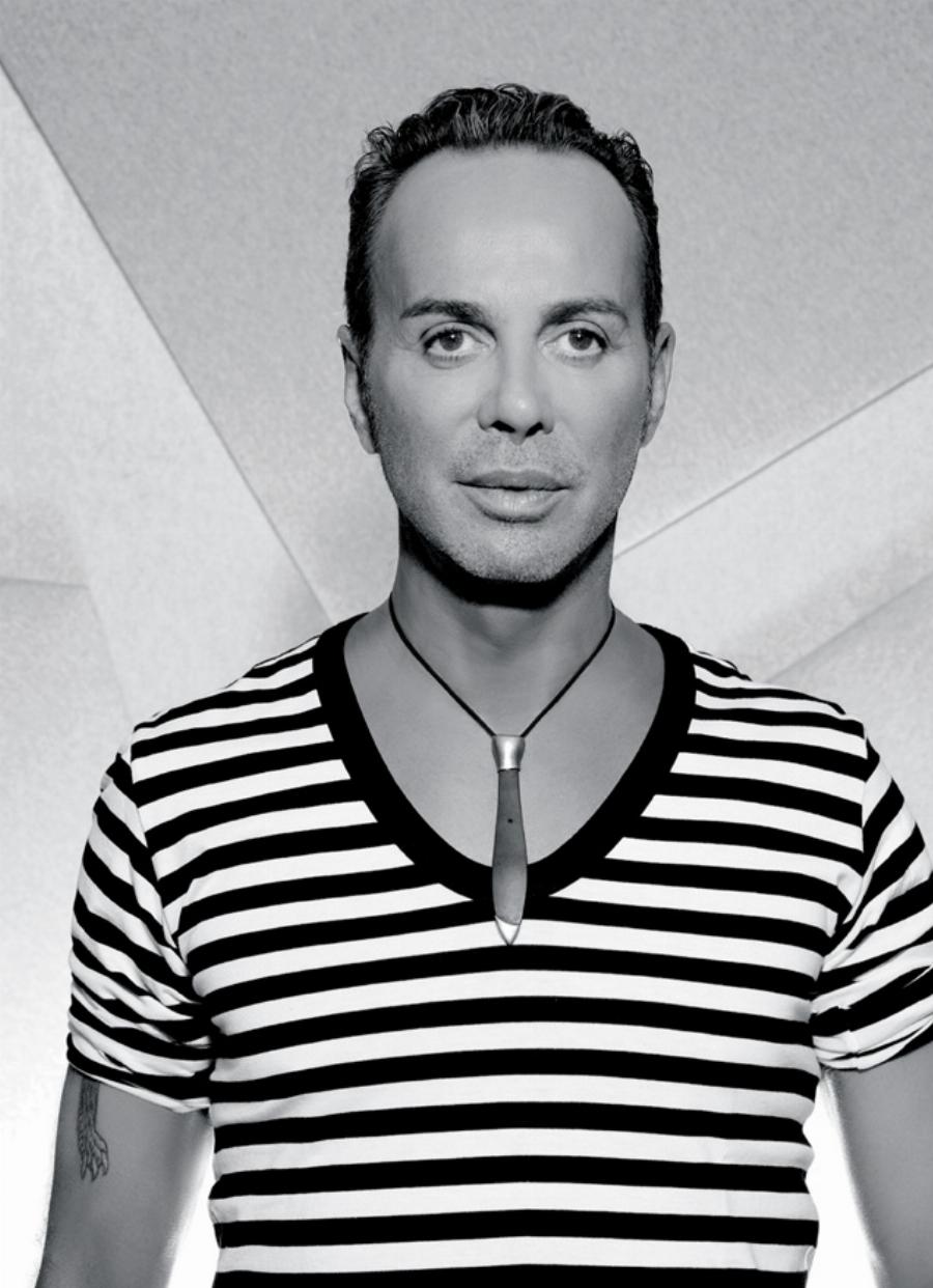 Τότε και σήμερα: 15 διάσημοι Έλληνες φτιάχνουν ξανά παιδικές φωτογραφίες τους και δείχνουν πόσο άλλαξαν