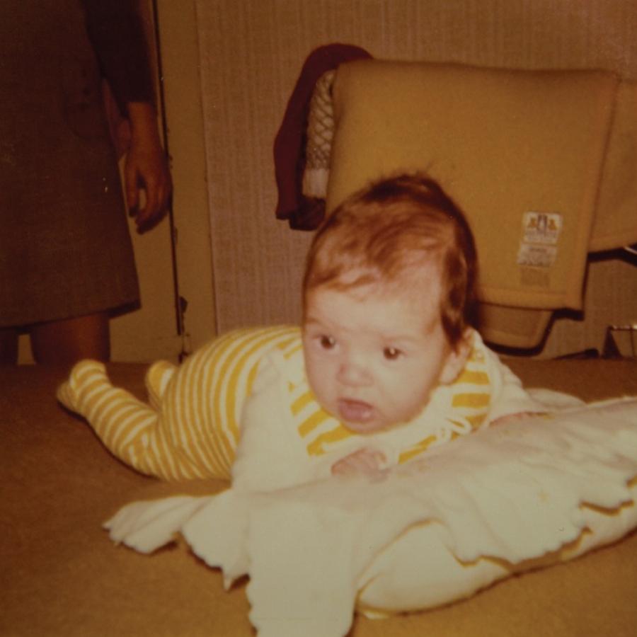 Τότε και σήμερα: 15 διάσημοι Έλληνες φτιάχνουν ξανά παιδικές φωτογραφίες τους και δείχνουν πόσο άλλαξαν