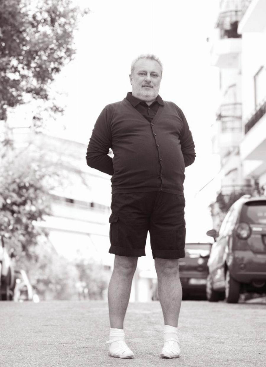 Τότε και σήμερα: 15 διάσημοι Έλληνες φτιάχνουν ξανά παιδικές φωτογραφίες τους και δείχνουν πόσο άλλαξαν