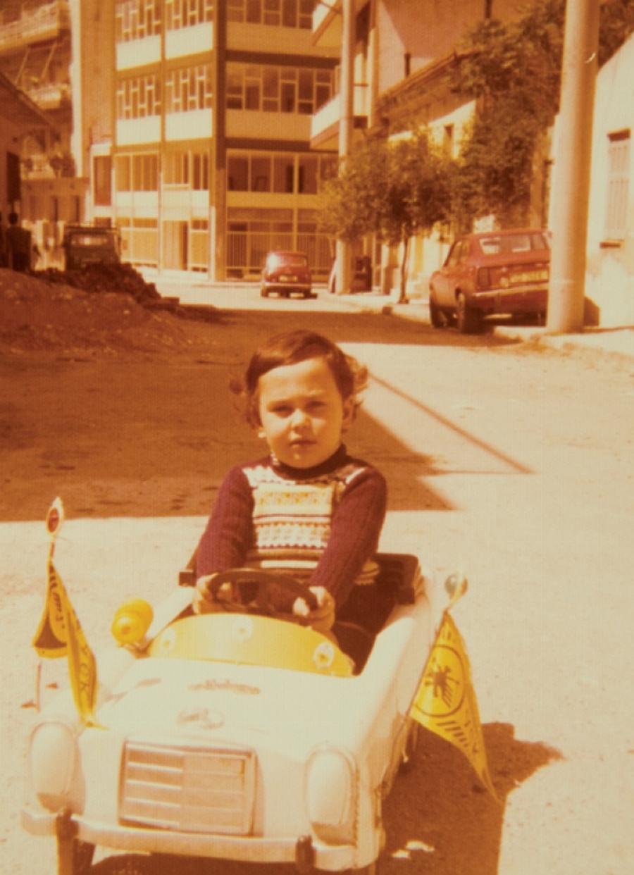 Τότε και σήμερα: 15 διάσημοι Έλληνες φτιάχνουν ξανά παιδικές φωτογραφίες τους και δείχνουν πόσο άλλαξαν