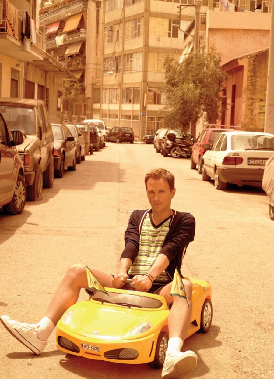 Τότε και σήμερα: 15 διάσημοι Έλληνες φτιάχνουν ξανά παιδικές φωτογραφίες τους και δείχνουν πόσο άλλαξαν