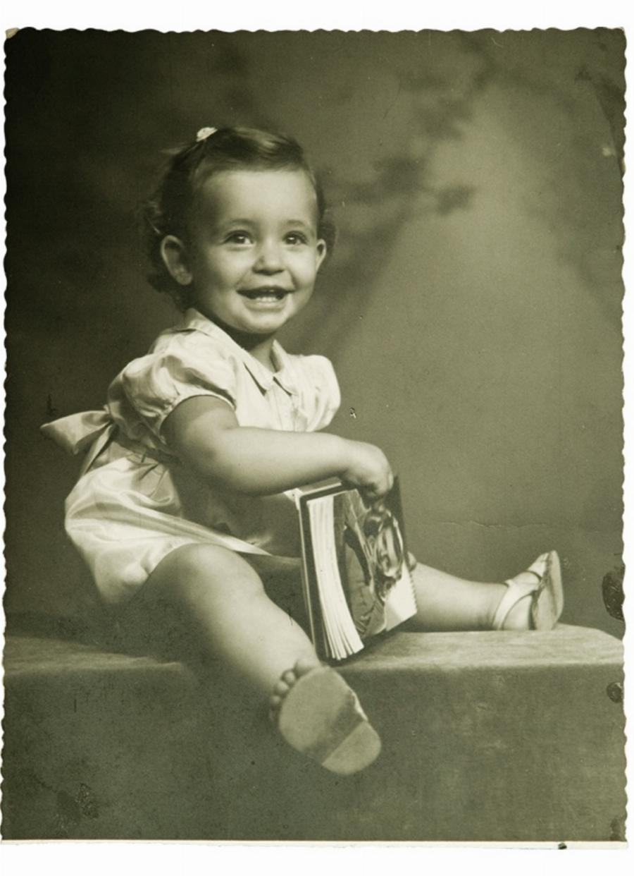 Τότε και σήμερα: 15 διάσημοι Έλληνες φτιάχνουν ξανά παιδικές φωτογραφίες τους και δείχνουν πόσο άλλαξαν