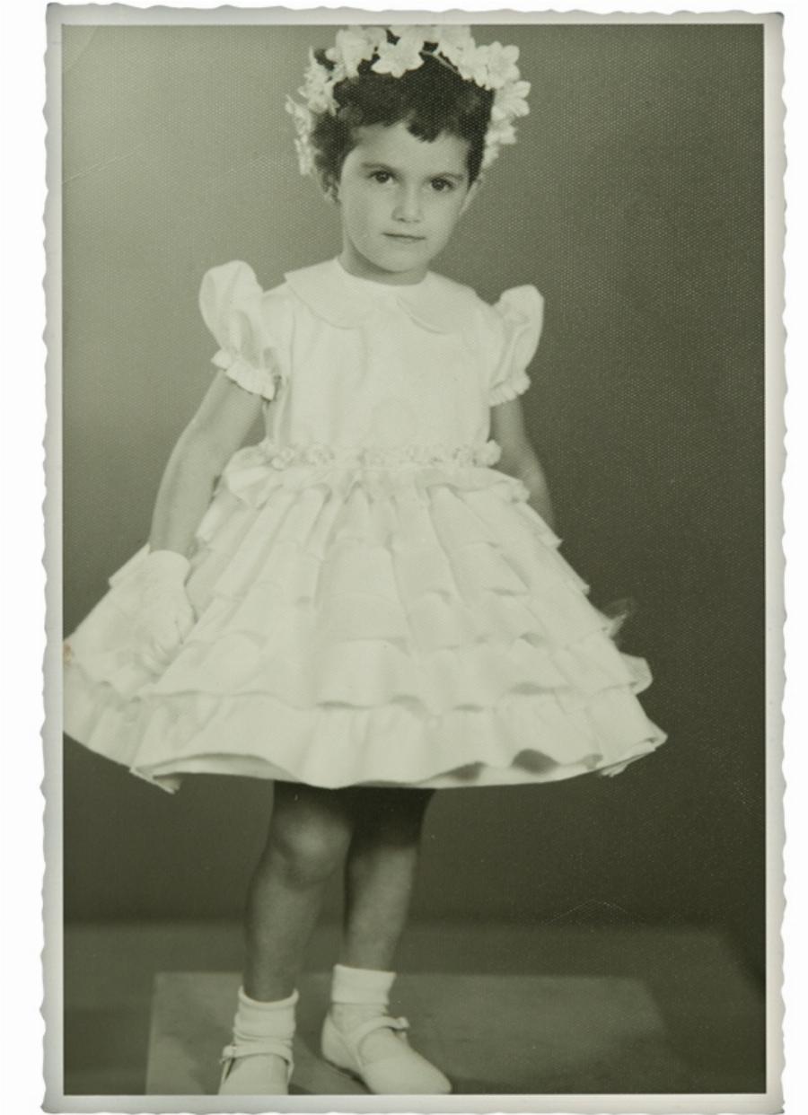 Τότε και σήμερα: 15 διάσημοι Έλληνες φτιάχνουν ξανά παιδικές φωτογραφίες τους και δείχνουν πόσο άλλαξαν