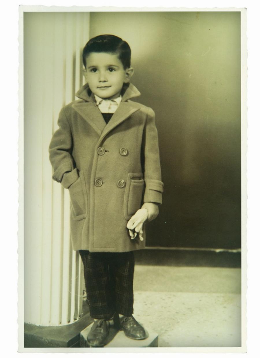 Τότε και σήμερα: 15 διάσημοι Έλληνες φτιάχνουν ξανά παιδικές φωτογραφίες τους και δείχνουν πόσο άλλαξαν