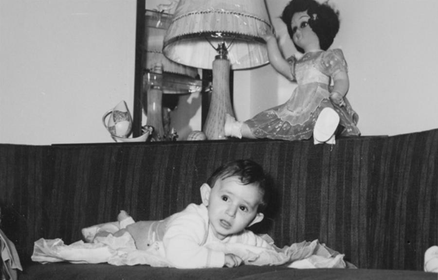 Τότε και σήμερα: 15 διάσημοι Έλληνες φτιάχνουν ξανά παιδικές φωτογραφίες τους και δείχνουν πόσο άλλαξαν