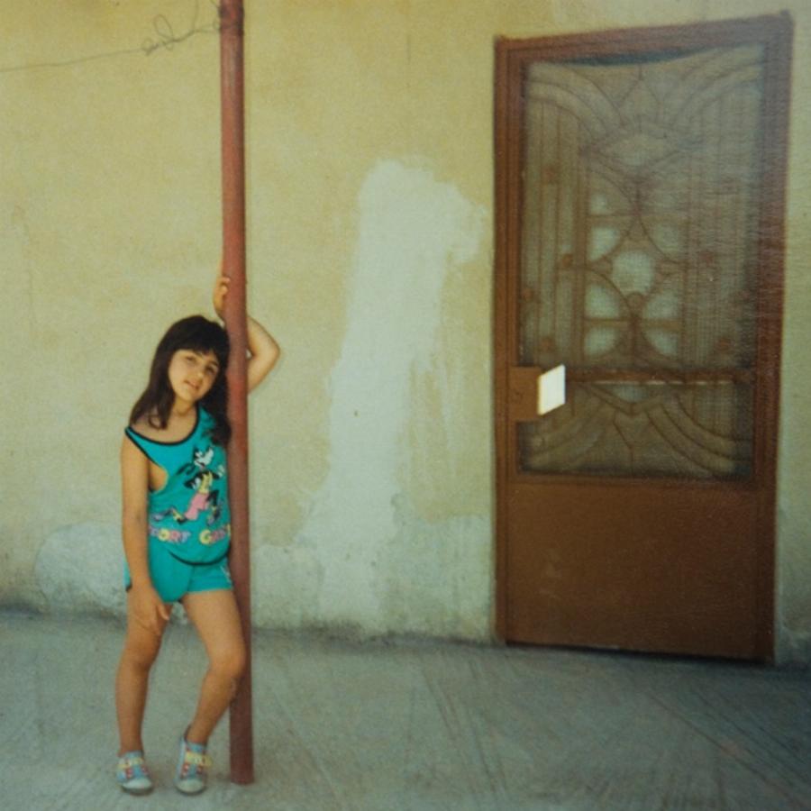 Τότε και σήμερα: 15 διάσημοι Έλληνες φτιάχνουν ξανά παιδικές φωτογραφίες τους και δείχνουν πόσο άλλαξαν