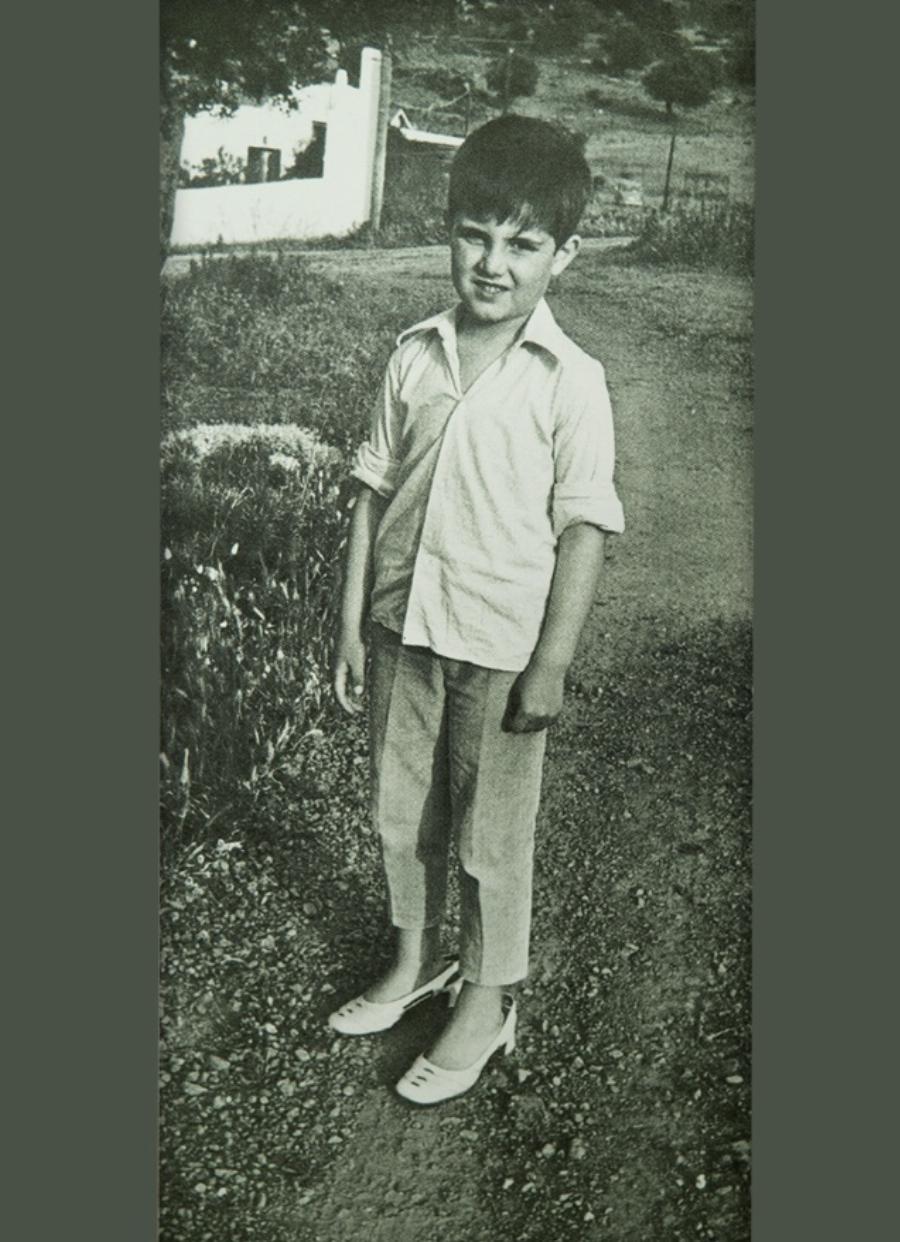 Τότε και σήμερα: 15 διάσημοι Έλληνες φτιάχνουν ξανά παιδικές φωτογραφίες τους και δείχνουν πόσο άλλαξαν