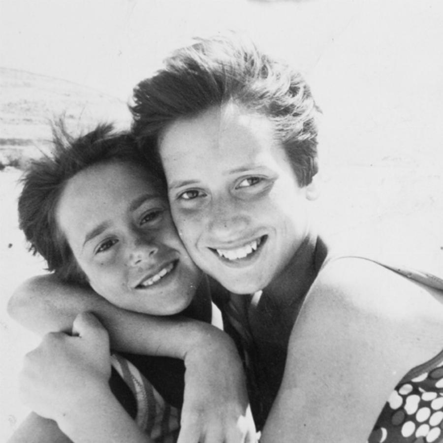 Τότε και σήμερα: 15 διάσημοι Έλληνες φτιάχνουν ξανά παιδικές φωτογραφίες τους και δείχνουν πόσο άλλαξαν