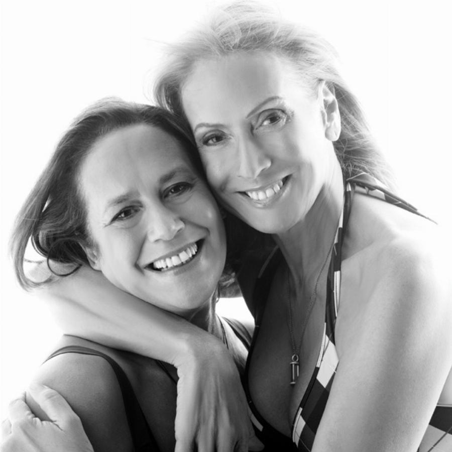 Τότε και σήμερα: 15 διάσημοι Έλληνες φτιάχνουν ξανά παιδικές φωτογραφίες τους και δείχνουν πόσο άλλαξαν