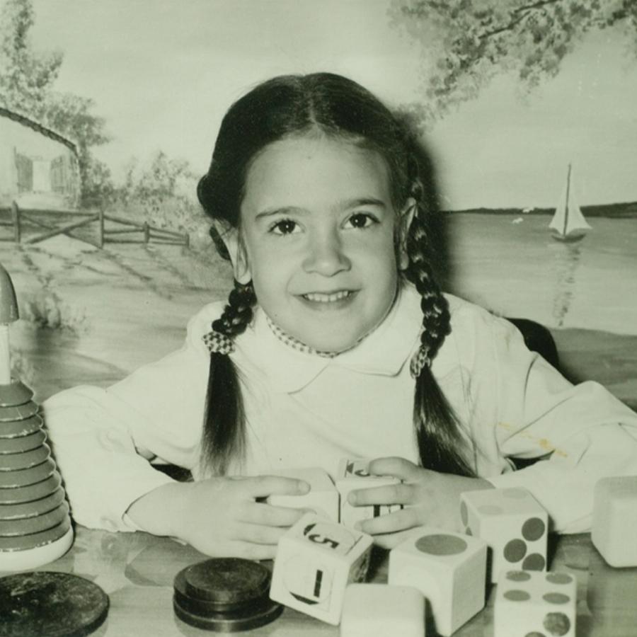 Τότε και σήμερα: 15 διάσημοι Έλληνες φτιάχνουν ξανά παιδικές φωτογραφίες τους και δείχνουν πόσο άλλαξαν